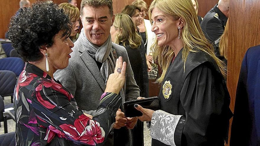 La jueza de instrucción Mari Paz Benito, con la parlamentaria de PSN Inma Jurío y el consejero Santos.