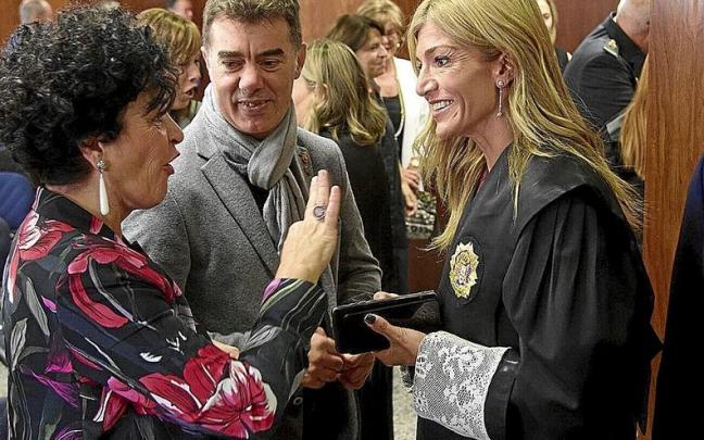 La jueza de instrucción Mari Paz Benito, con la parlamentaria de PSN Inma Jurío y el consejero Santos. La jueza de instrucción Mari Paz Benito, con la parlamentaria de PSN Inma Jurío y el consejero Santos.
