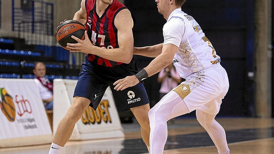 Kurucs defiende el balón de Ferrari durante el amistoso de la semana pasada ante el Zaragoza. | FOTO: FIBA