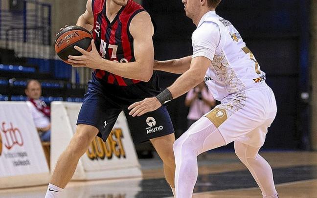 Kurucs defiende el balón de Ferrari durante el amistoso de la semana pasada ante el Zaragoza. | FOTO: FIBA