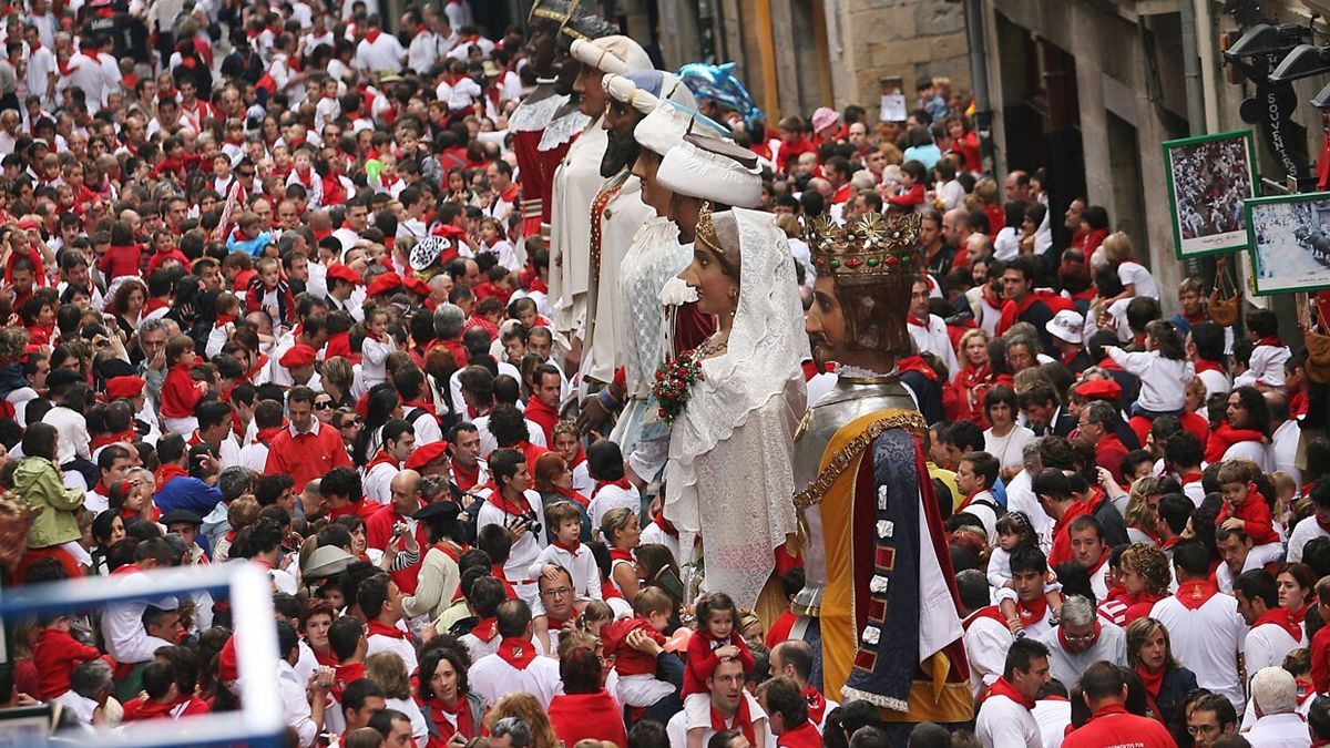 Los gigantes, haciendo un descanso en la calle Estafeta, en unos Sanfermines.