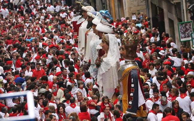 Los gigantes, haciendo un descanso en la calle Estafeta, en unos Sanfermines.