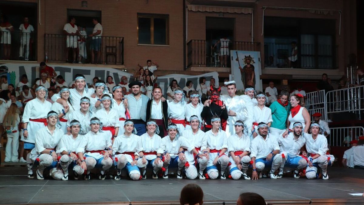 Danzantes y actores del Paloteado posan al finalizar la representación.