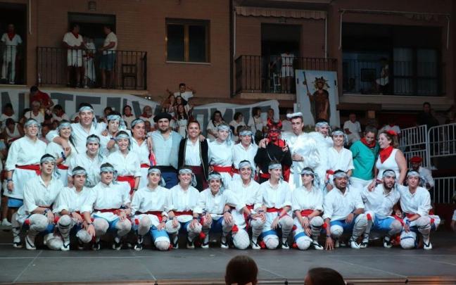Danzantes y actores del Paloteado posan al finalizar la representaci&oacute;n.