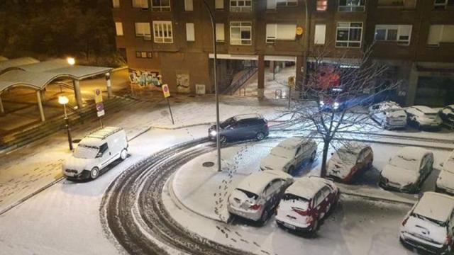 Gasteiz ha amanecido este miércoles cubierta de nieve.