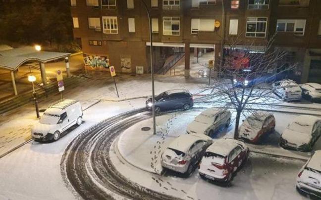Gasteiz ha amanecido este miércoles cubierta de nieve.