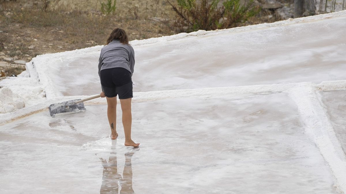 Trabajadora del Valle Salado, ayer en Salinas de Añana. Foto: Jorge Muñoz