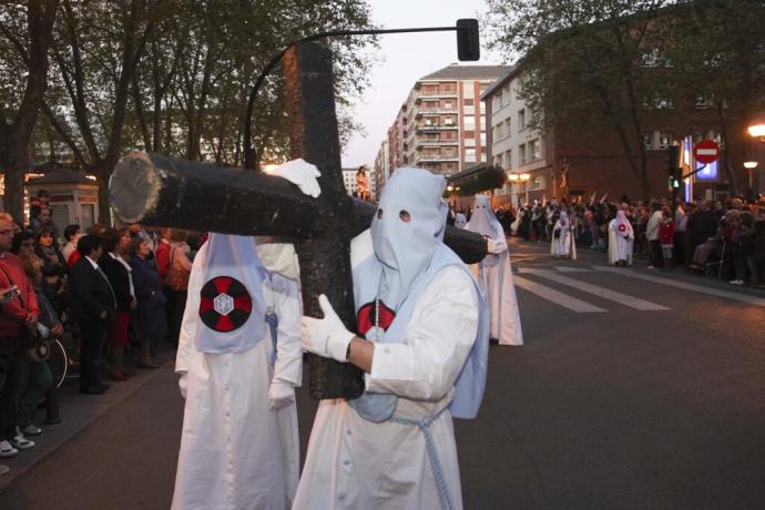 Cofrades de la Cofradía de Nuestra Señora de la Soledad de la Vera Cruz, durante la Procesión del Silencio del Jueves Santo de la Semana Santa