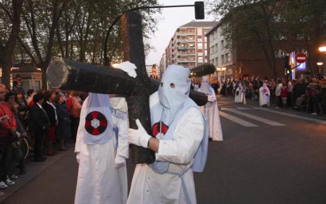 Cofrades de la Cofradía de Nuestra Señora de la Soledad de la Vera Cruz, durante la Procesión del Silencio del Jueves Santo de la Semana Santa