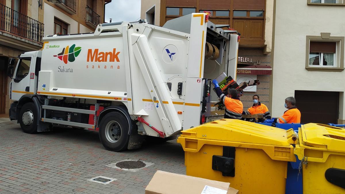 Trabajadores del servicio de recogida de residuos en una imagen de archivo.