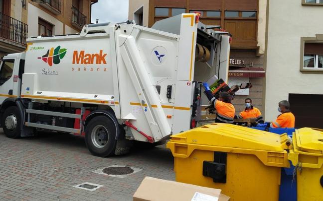 Trabajadores del servicio de recogida de residuos en una imagen de archivo. Trabajadores del servicio de recogida de residuos en una imagen de archivo.