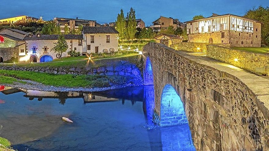 El Conjunto Monumental de Igartza por la noche. | FOTO: GOITUR