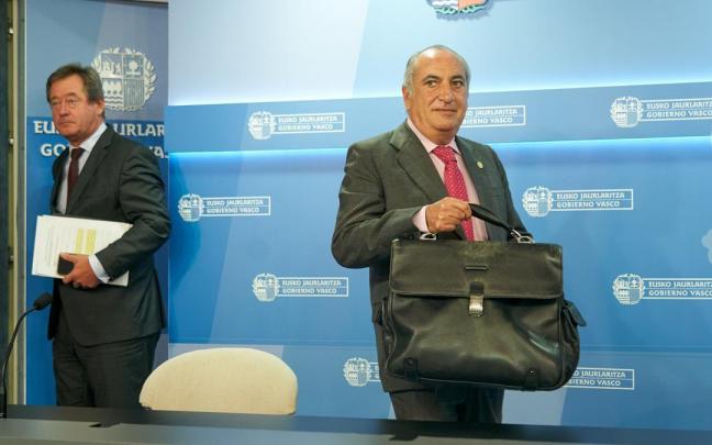El portavoz del Gobierno vasco, Bingen Zupiria, y el consejero de Transportes, Iñaki Arriola El portavoz del Gobierno vasco, Bingen Zupiria, y el consejero de Transportes, Iñaki Arriola