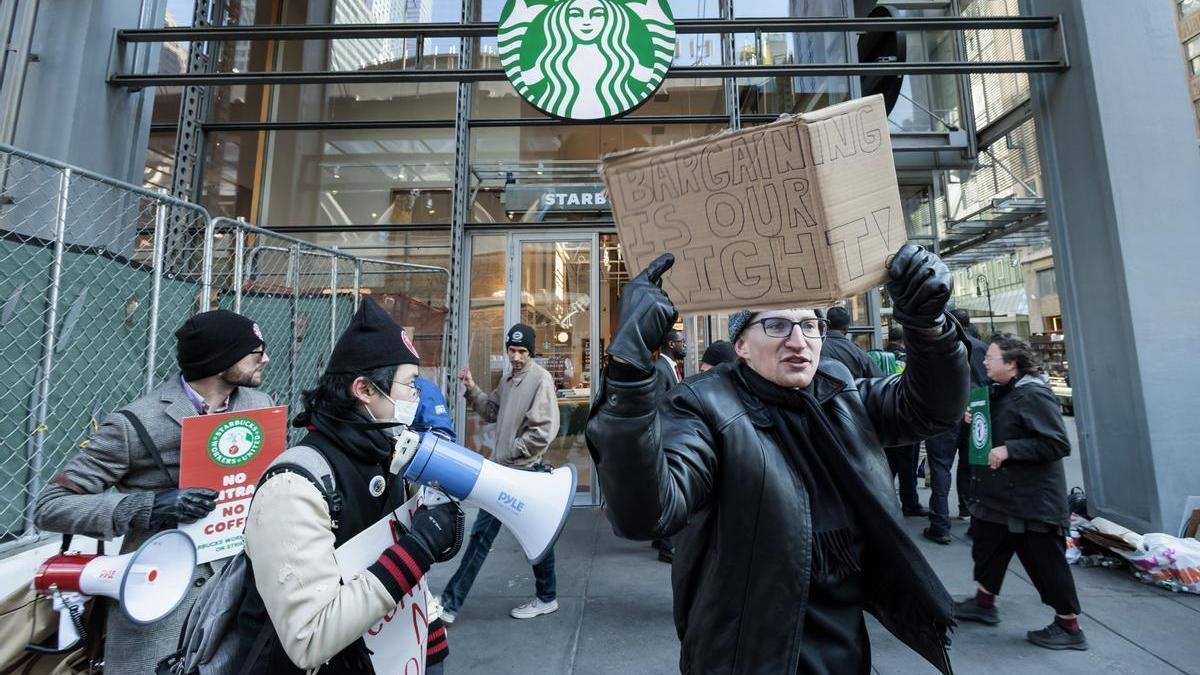 Protesta de los trabajadores de Starbucks en Nueva York.