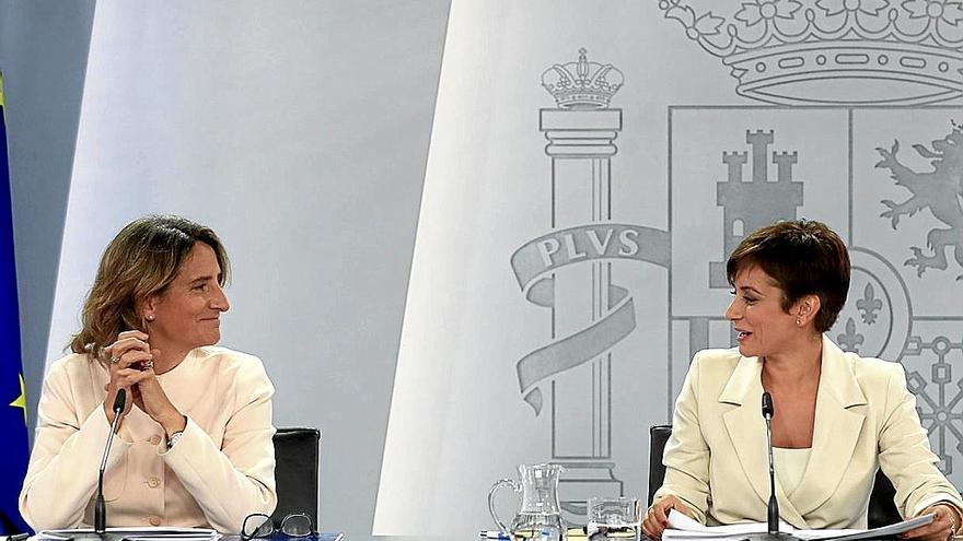 La ministra Teresa Ribera y la portavoz Isabel Rodríguez, en rueda de prensa. | FOTO: EFE