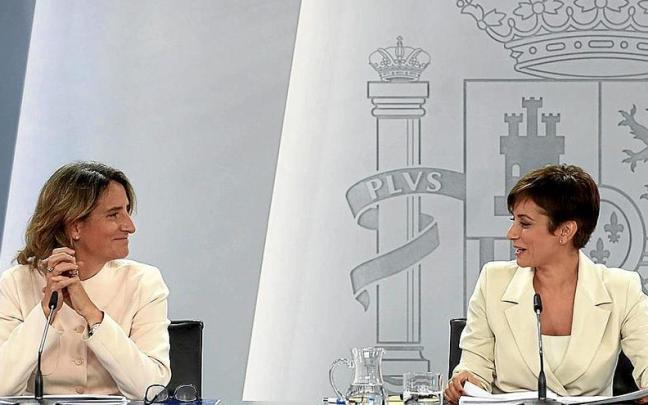 La ministra Teresa Ribera y la portavoz Isabel Rodríguez, en rueda de prensa. | FOTO: EFE