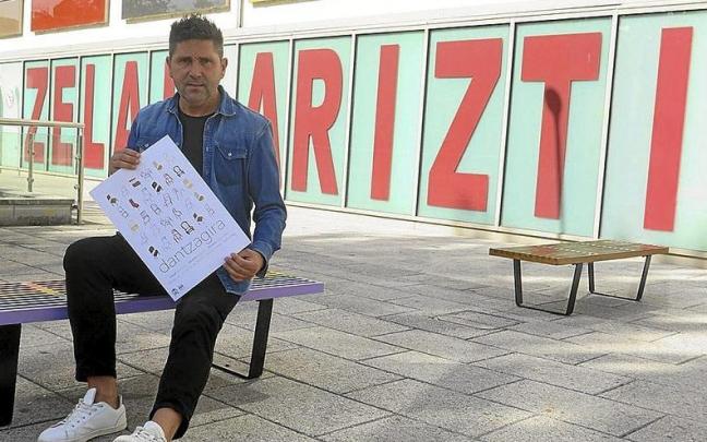 Mikel Serrano alkatea, Dantza Gira ikuskizuneko kartelarekin, Zelai Arizti kultur etxearen aurrean. Mikel Serrano alkatea, Dantza Gira ikuskizuneko kartelarekin, Zelai Arizti kultur etxearen aurrean.