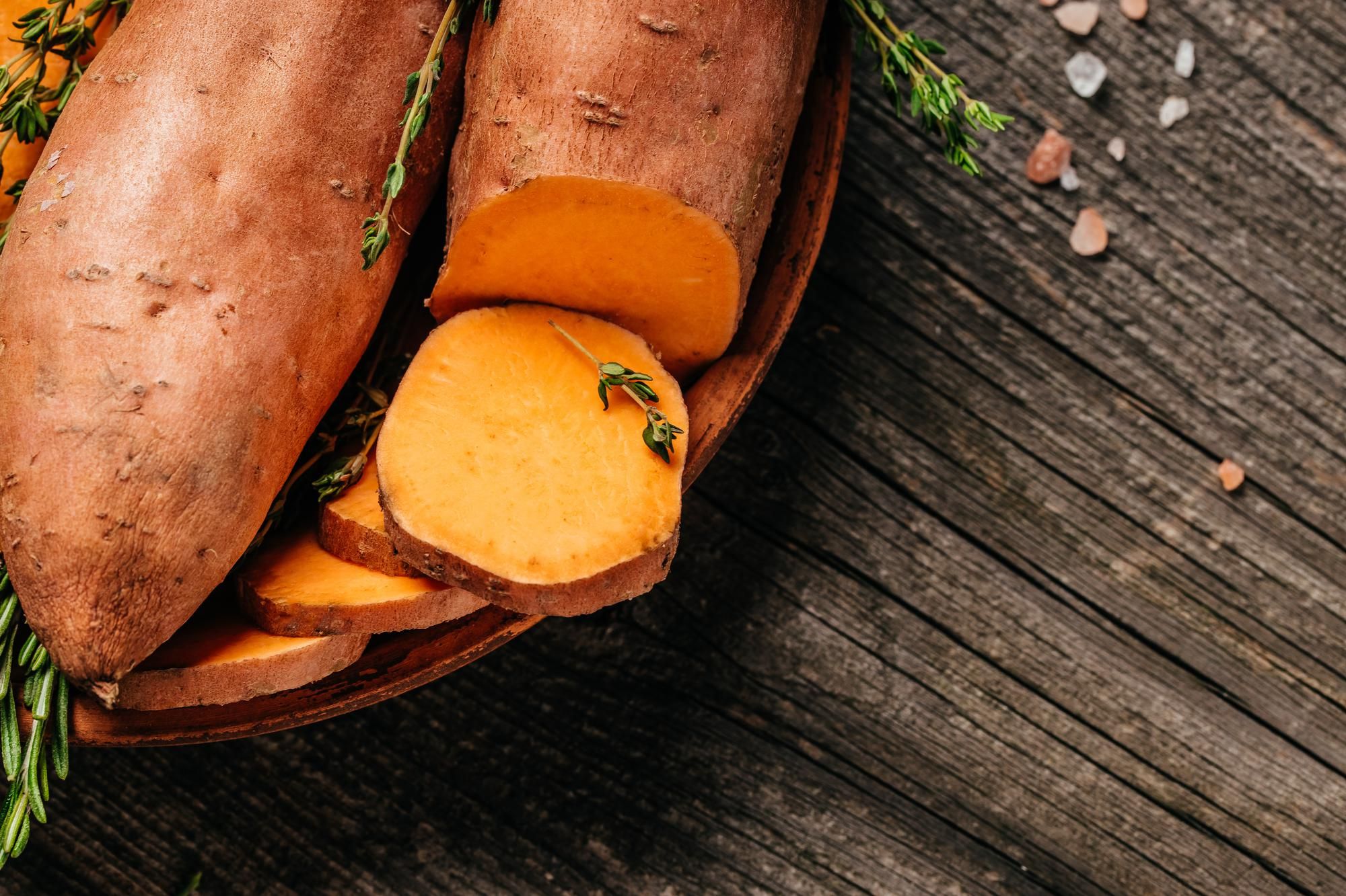 Boniato cortado en rodajas.