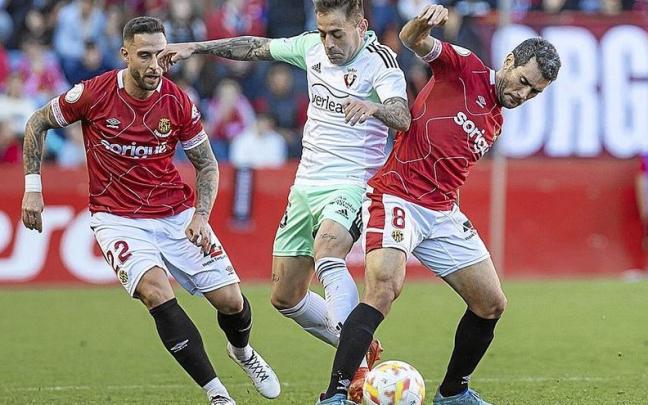 Rubén Peña, entre Marc Fernández y Pedro, en un lance de ayer. Rubén Peña, entre Marc Fernández y Pedro, en un lance de ayer.