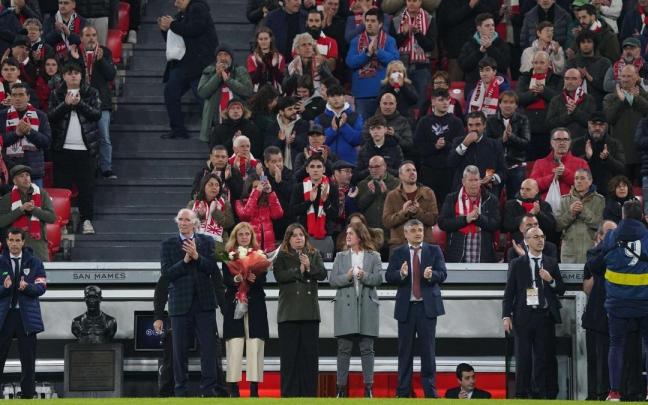 Minuto de aplausos por Txetxu Rojo en el Athletic - Osasuna en San Mam&eacute;s