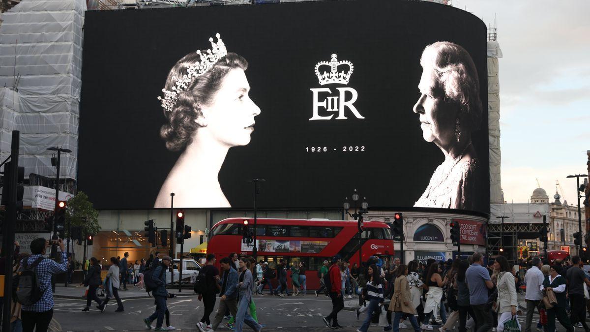 Una imagen de Isabel II en Piccadilly Circus.