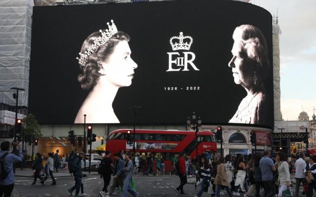 Una imagen de Isabel II en Piccadilly Circus.
