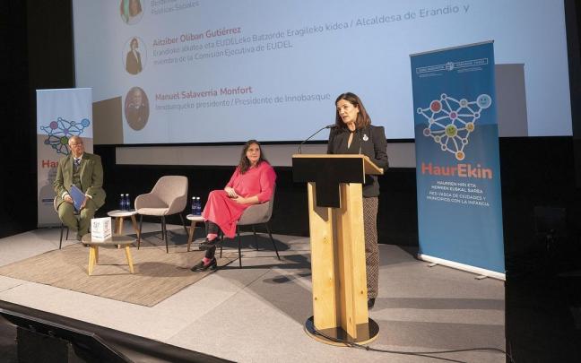 La consejera vasca de Igualdad, Justicia y Políticas Sociales, Beatriz Artolazabal, presentando HaurEkin Sarea en Tabakalera.