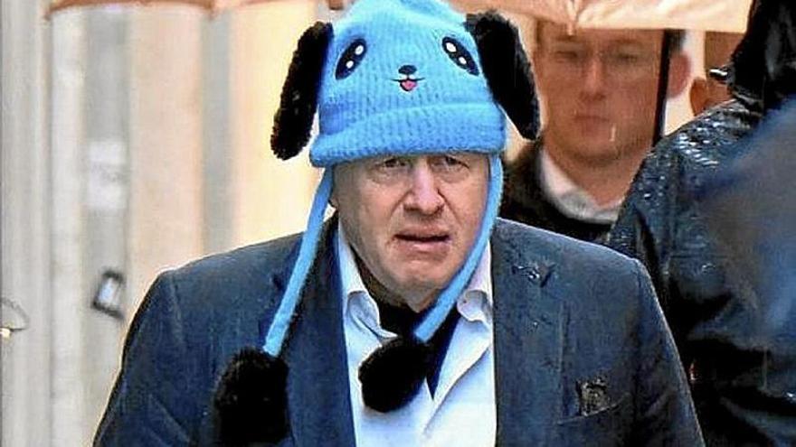 Boris Johnson, con el gorro con el que se paseó por Venecia.