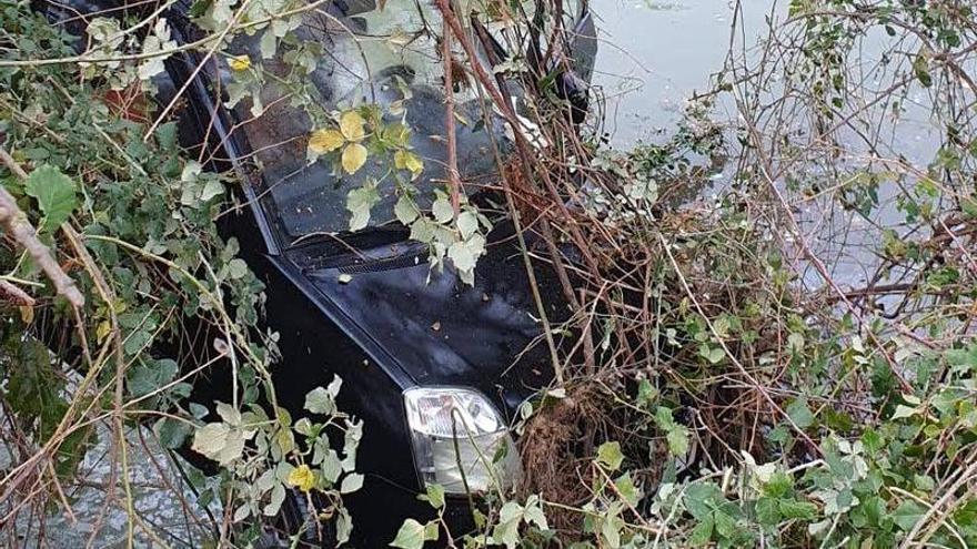 El coche, una vez extra&iacute;do del r&iacute;o Ega.