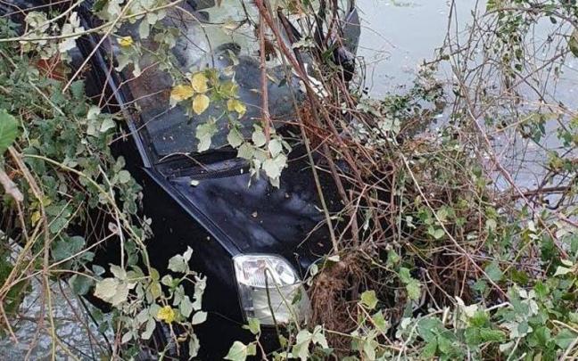 El coche, una vez extra&iacute;do del r&iacute;o Ega.