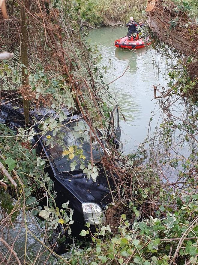 El coche, una vez extraído del río Ega.