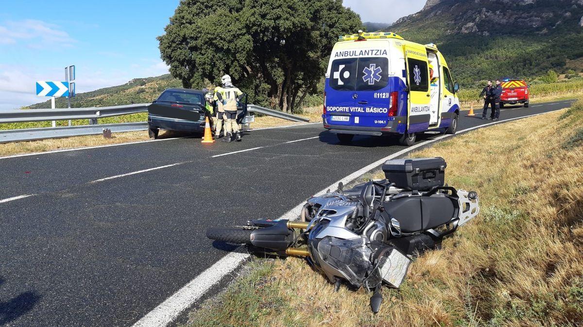 Moto y coche accidentados