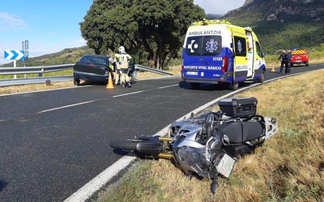 Moto y coche accidentados Moto y coche accidentados