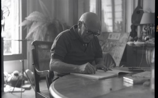 Juan Gyenes retrata a Pablo Picasso en una fotografía. Juan Gyenes retrata a Pablo Picasso en una fotografía.