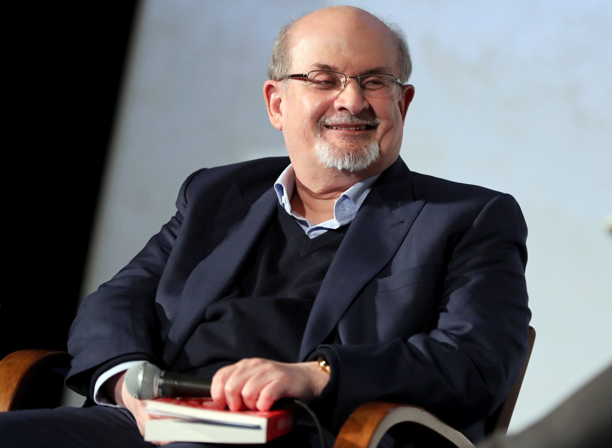 El escritor Salman Rushdie.