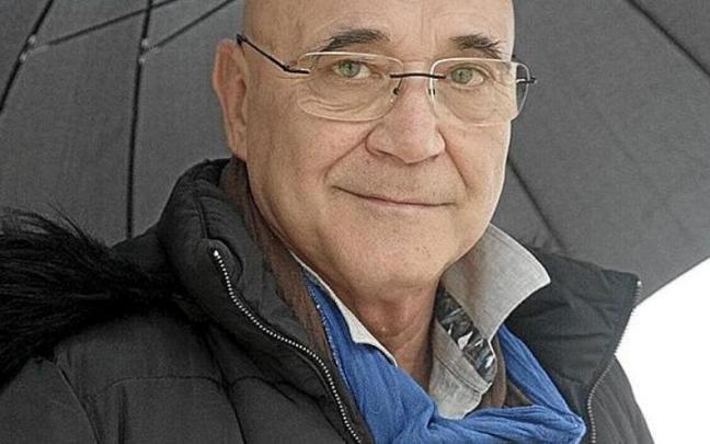 El autor junto a un ejemplar de su &uacute;ltima creaci&oacute;n literaria.