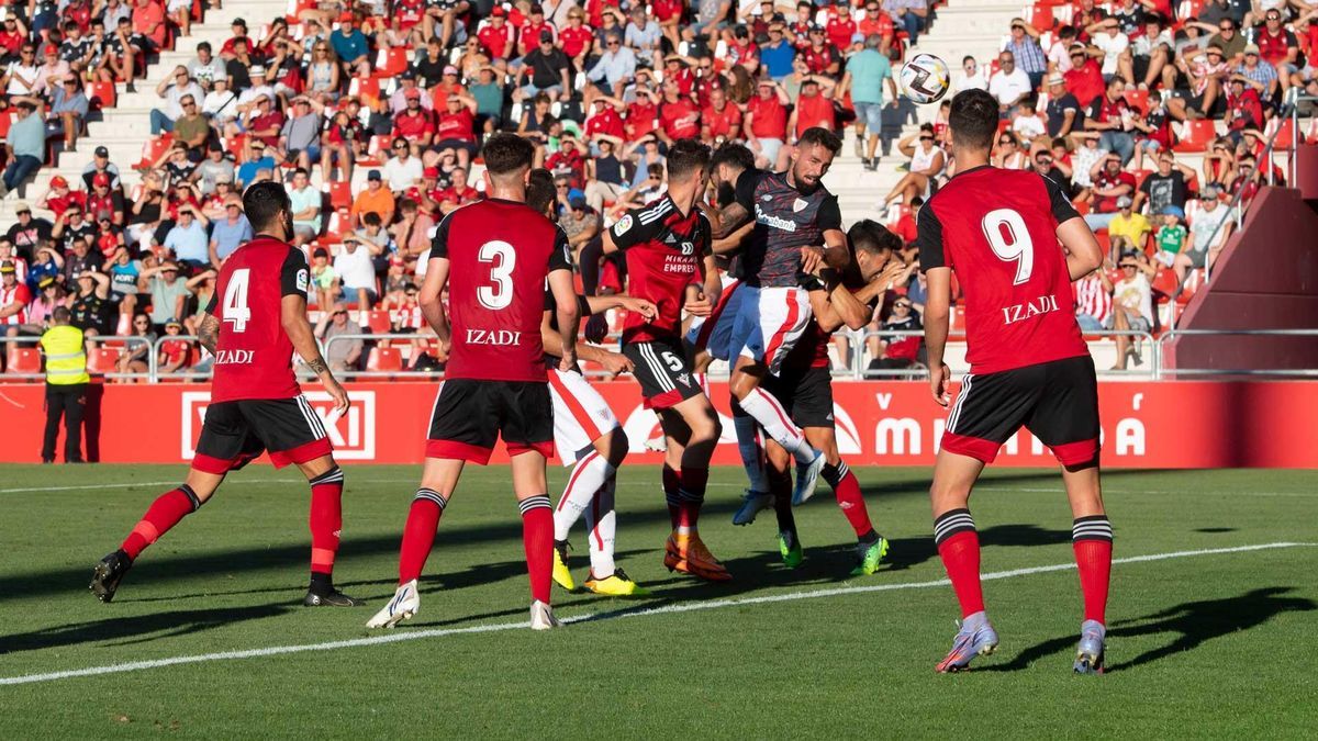 Peru Nolaskoain cabecea el centro de Morcillo que supuso el primer gol del Athletic en Anduva.