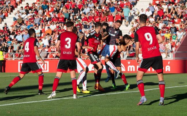 Peru Nolaskoain cabecea el centro de Morcillo que supuso el primer gol del Athletic en Anduva.