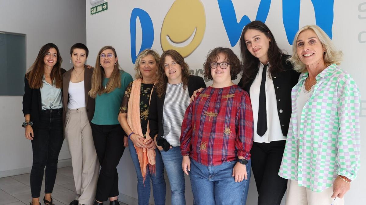 De izda a dcha, Marta Lachén, Nerea Montejo, Araceli Cueli, Inma Labayen, Maite Osés, Leyre Zabalza, Shorena Imedadze y Araceli Etxaide, este jueves en la presentación del proyecto Tejiendo Redes.