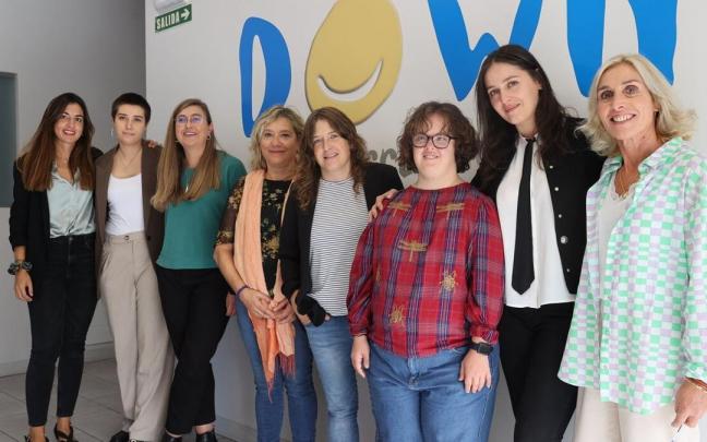 De izda a dcha, Marta Lach&eacute;n, Nerea Montejo, Araceli Cueli, Inma Labayen, Maite Os&eacute;s, Leyre Zabalza, Shorena Imedadze y Araceli Etxaide, este jueves en la presentaci&oacute;n del proyecto Tejiendo Redes.