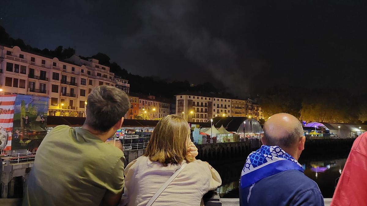 Desalojan las txosnas por un incendio en un tejado cerca de El Arenal de Bilbao