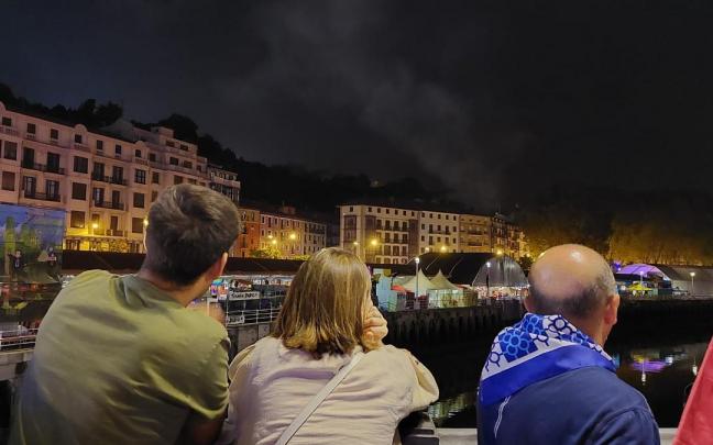 Desalojan las txosnas por un incendio en un tejado cerca de El Arenal de Bilbao