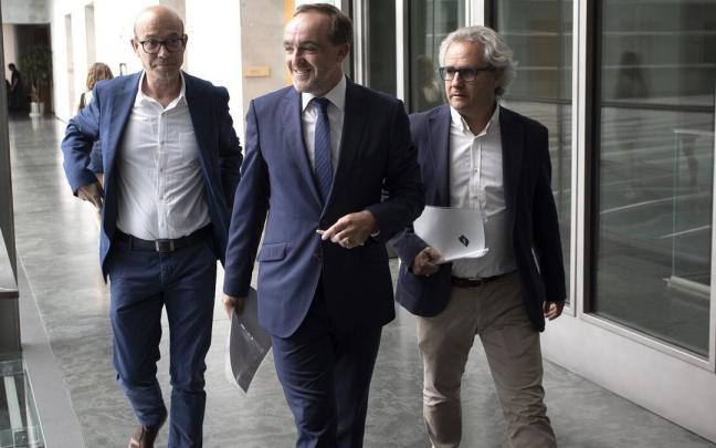 José Suárez (PP); Javier Esparza (UPN); y Carlos Pérez-Nievas (Ciudadanos), en el Parlamento foral José Suárez (PP); Javier Esparza (UPN); y Carlos Pérez-Nievas (Ciudadanos), en el Parlamento foral