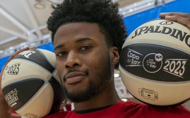 Steven Enoch posa con los balones de la Copa del Rey para la entrevista concedida a DNA