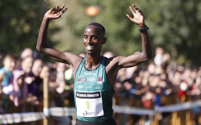 Rodrigue Kwizera cruza la línea de meta.