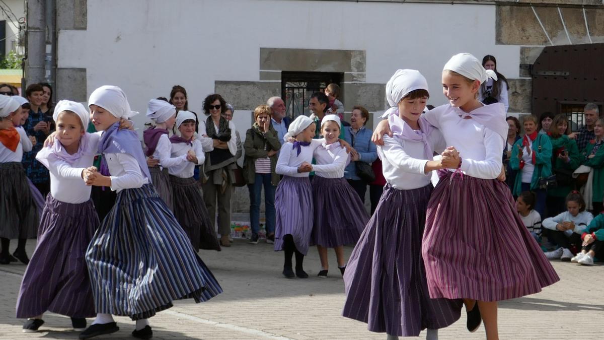 Dantzaris de Tirikitrauki ofrecieron un festival al mediodía.