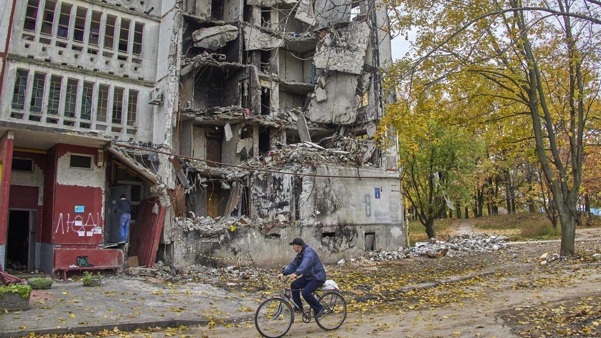 Edificio bombardeado por Rusia en el Noreste de Ucrania.