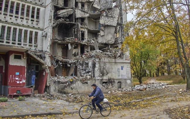Edificio bombardeado por Rusia en el Noreste de Ucrania. Edificio bombardeado por Rusia en el Noreste de Ucrania.