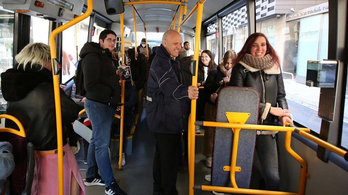 Pasajeros en la villavesa, sin mascarillas.