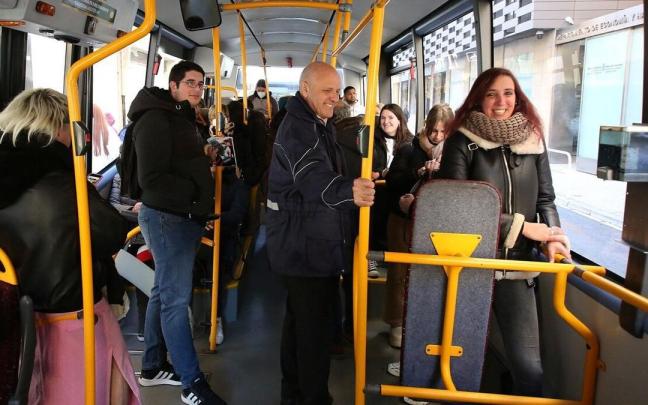 Pasajeros en la villavesa, sin mascarillas. Pasajeros en la villavesa, sin mascarillas.